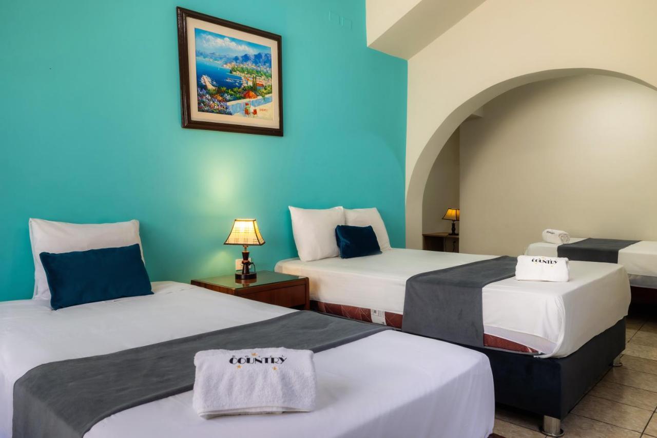 Hotel Country Trujillo Buitenkant foto