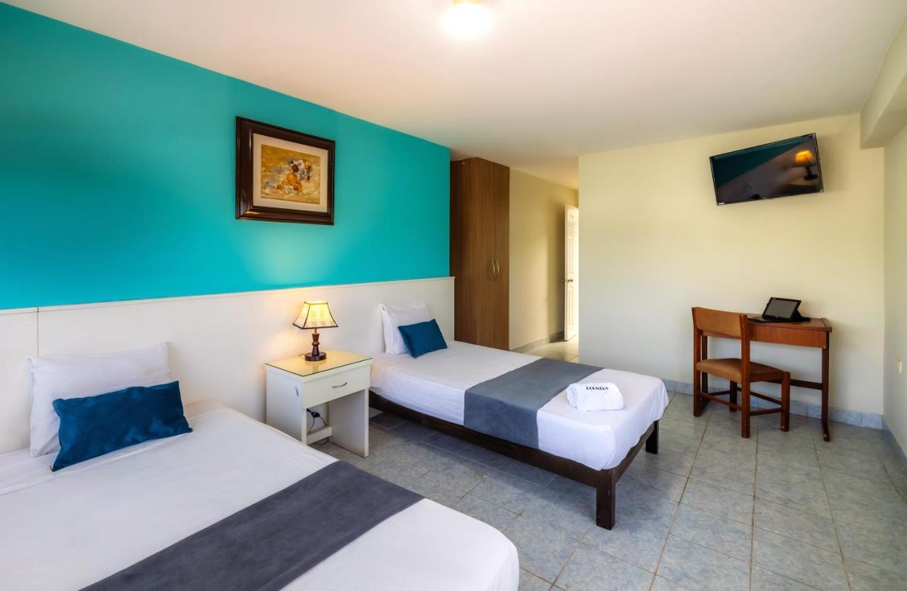 Hotel Country Trujillo Buitenkant foto