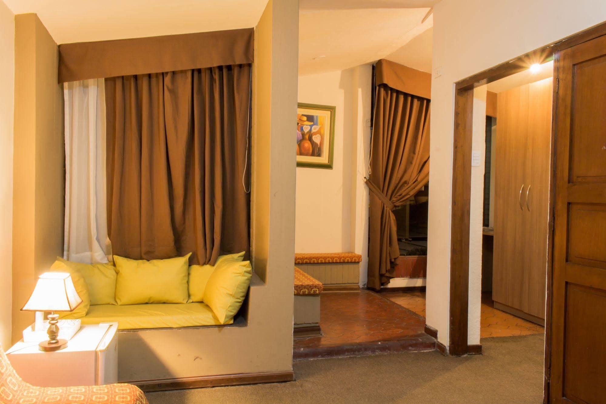 Hotel Country Trujillo Buitenkant foto